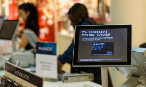 What are the 4 Benefits of Retail Digital Signage?